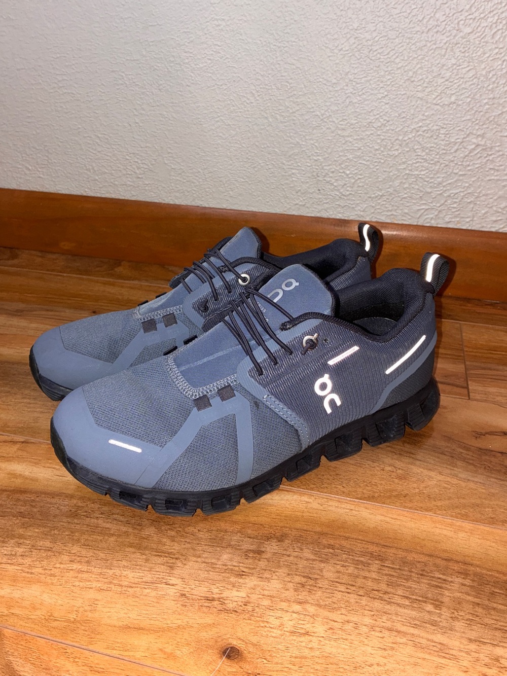 On Cloud 5 Women’s Waterproof Athletic Running Shoe Sneakers, metal/navy- size 8